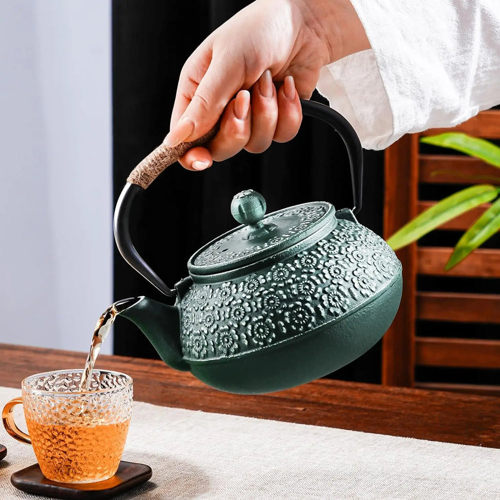 Théière Japonaise en Fonte 900ml — Motif Fleurs de Cerisier avec Filtre
