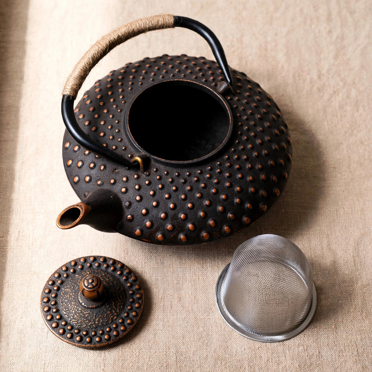 Théière en fonte japonaise 700 ml, finition dorée à picots