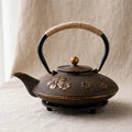 Théière en fonte japonaise 700 ml, motif fleur de cerisier doré